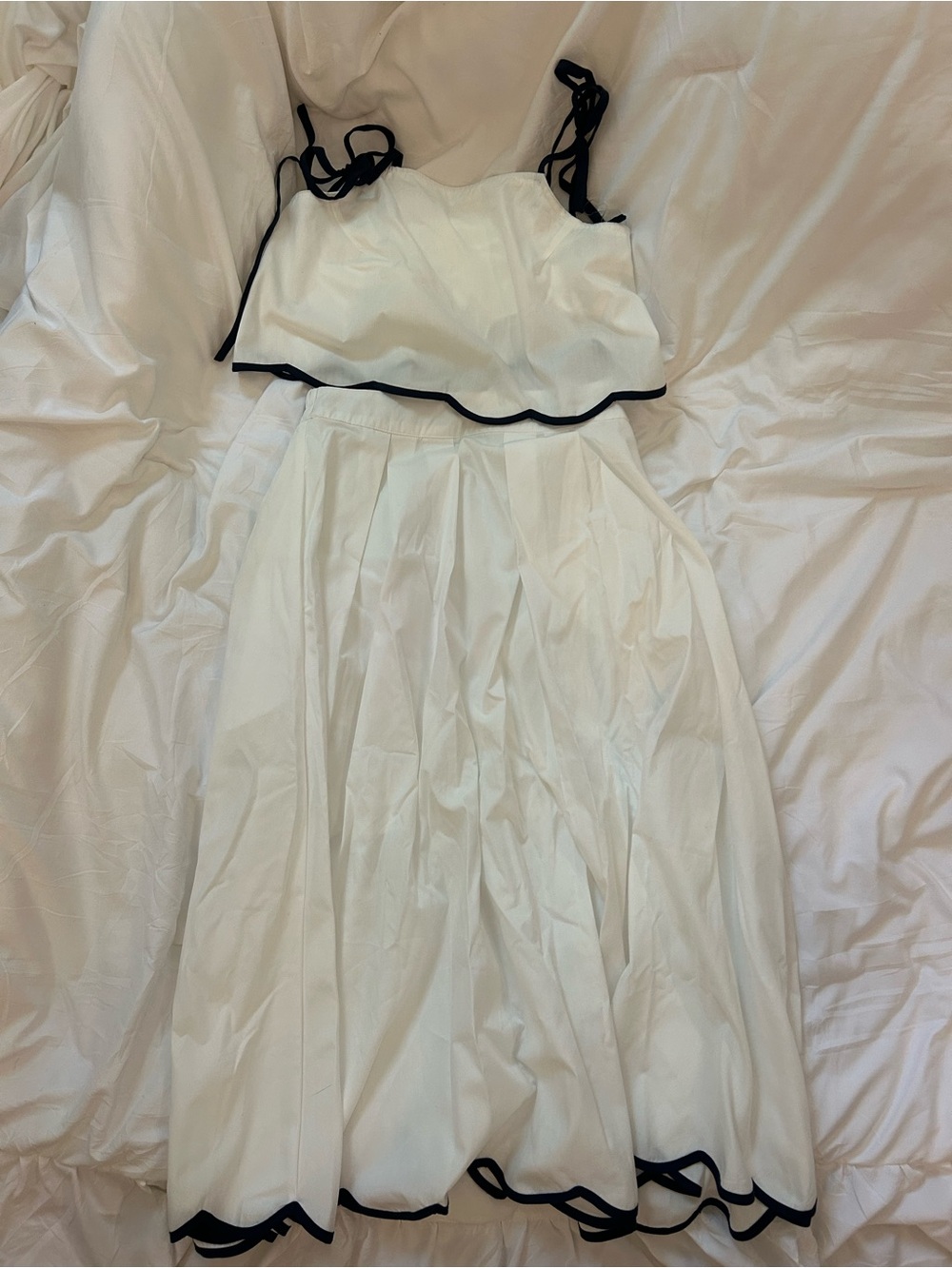 entro White and navy skirt set